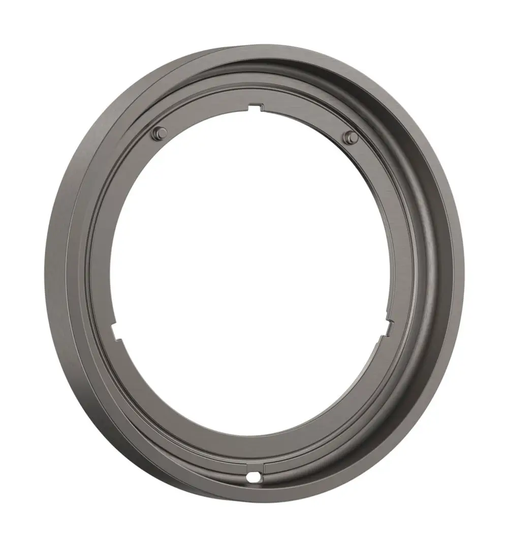 Runde Verlängerungsrosette aus Metall in schwarzem Chrom-Finish, geeignet für die Verwendung in Hansgrohe-Produkten. Sichtbare Montageöffnungen am Rand.